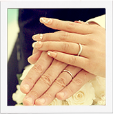 結婚指輪を重ねたふたりの手元