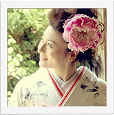 生花をあしらった和装のヘアセット