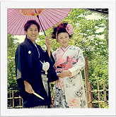 番傘を差した和装の新郎新婦